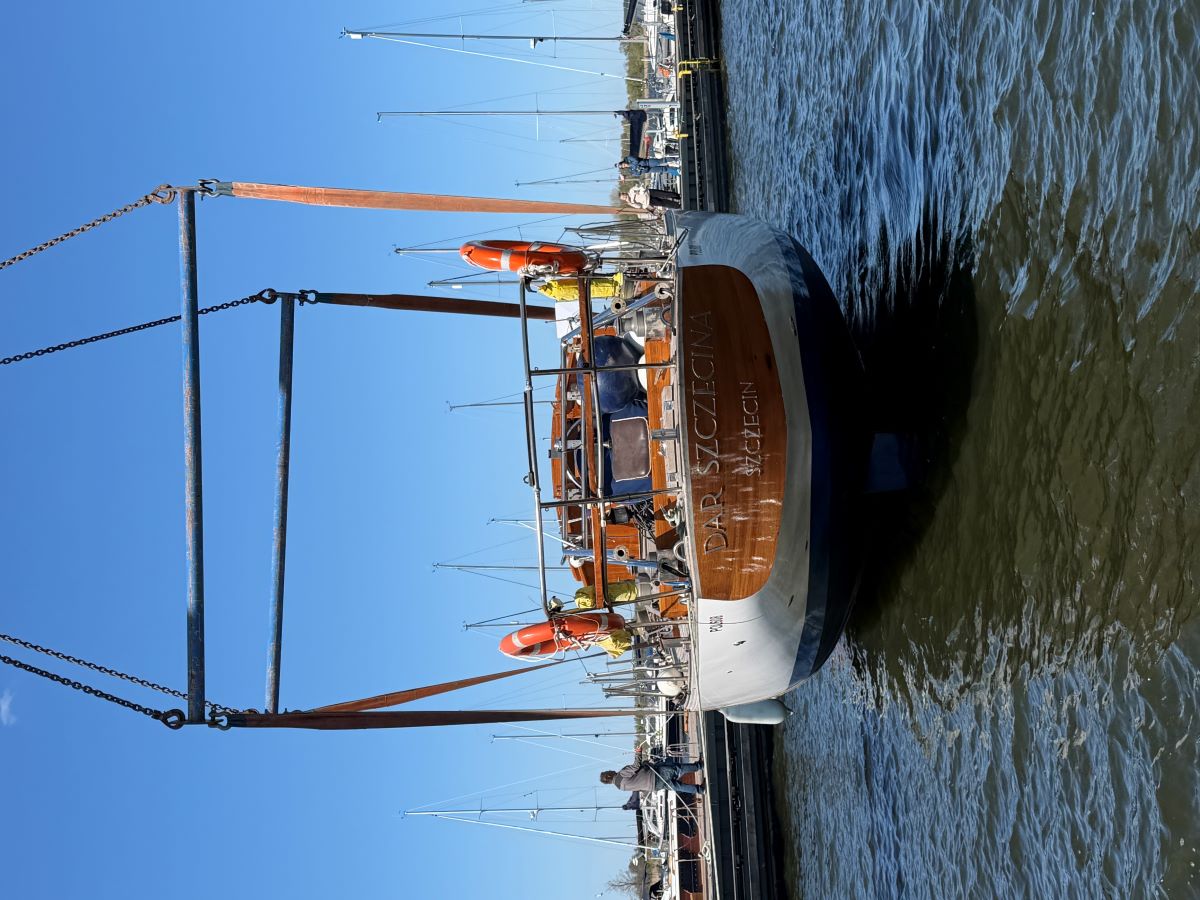 Największe jachty Centrum Żeglarskiego wróciły na wodę i bezpiecznie zacumowały przy kei.