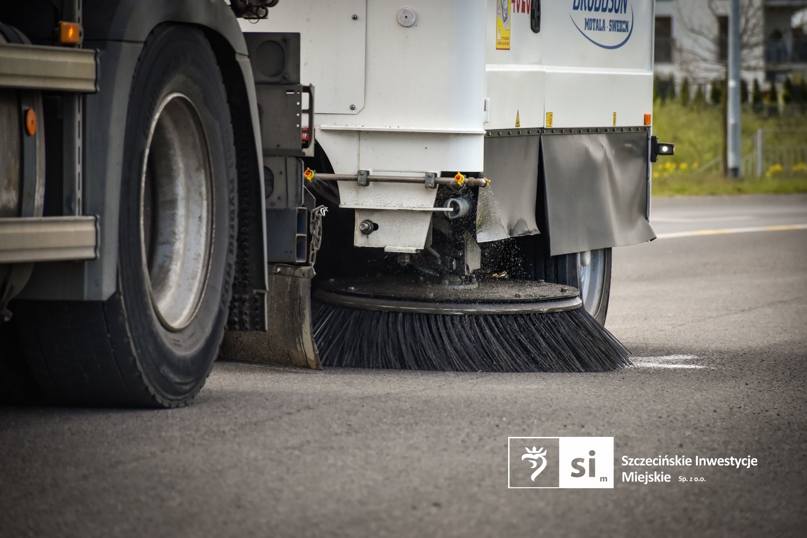 Wykonawca inwestycji zwiększył częstotliwość prac porządkowych w okolicy wyjazdów z placu budowy.