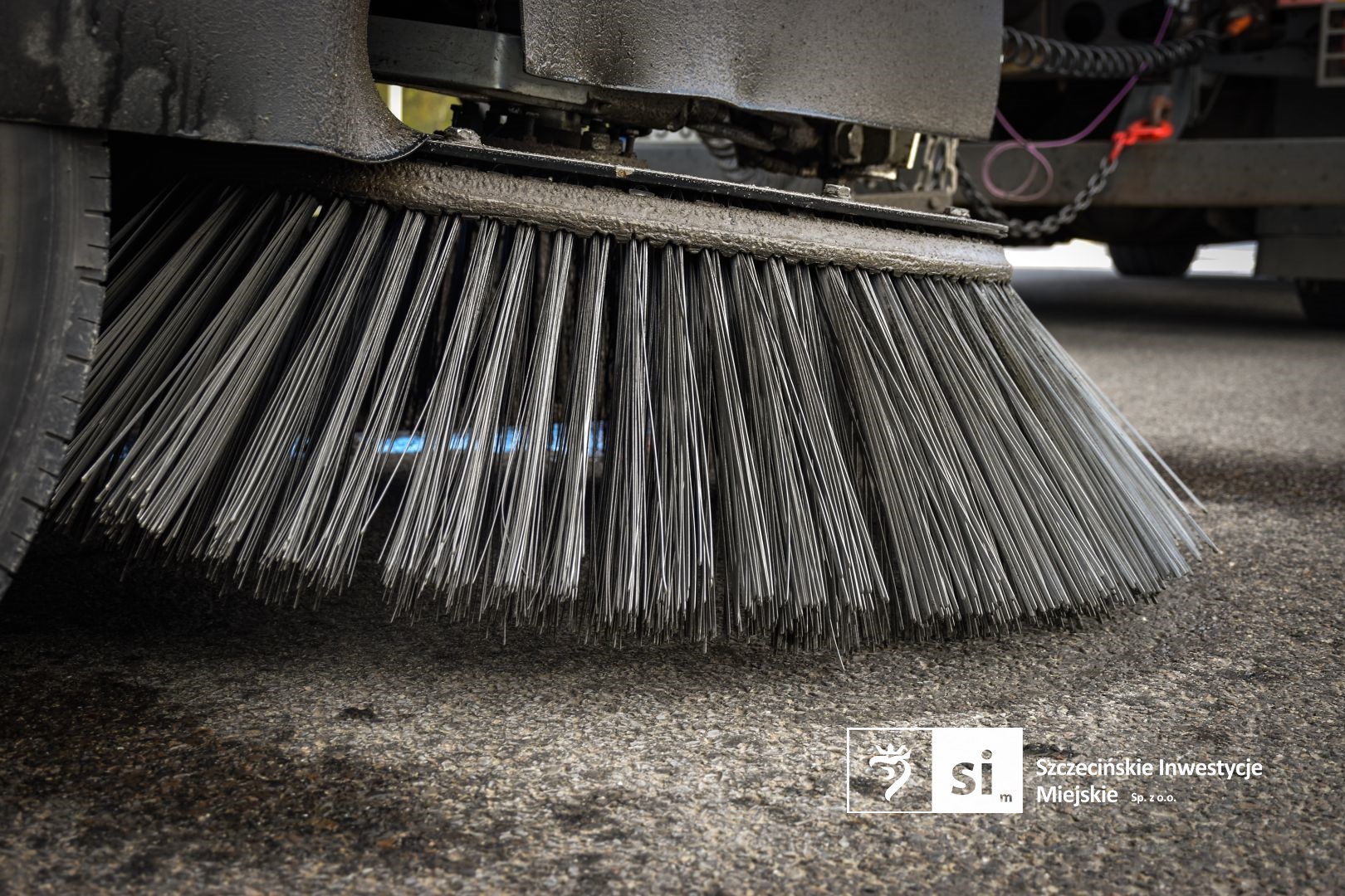 Wykonawca inwestycji zwiększył częstotliwość prac porządkowych w okolicy wyjazdów z placu budowy.