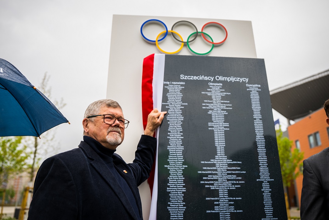 Odsłonięcie tablicy z nazwiskami szczecińskich medalistów Igrzysk Olimpijskich i Paraolimpijskich.