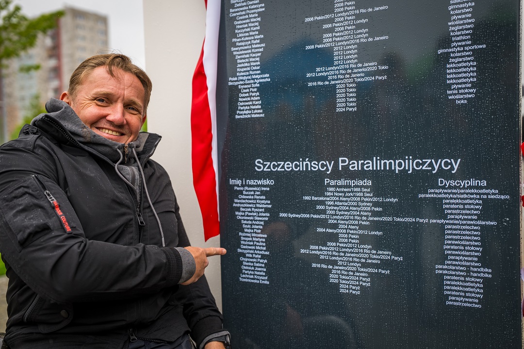Odsłonięcie tablicy z nazwiskami szczecińskich medalistów Igrzysk Olimpijskich i Paraolimpijskich.