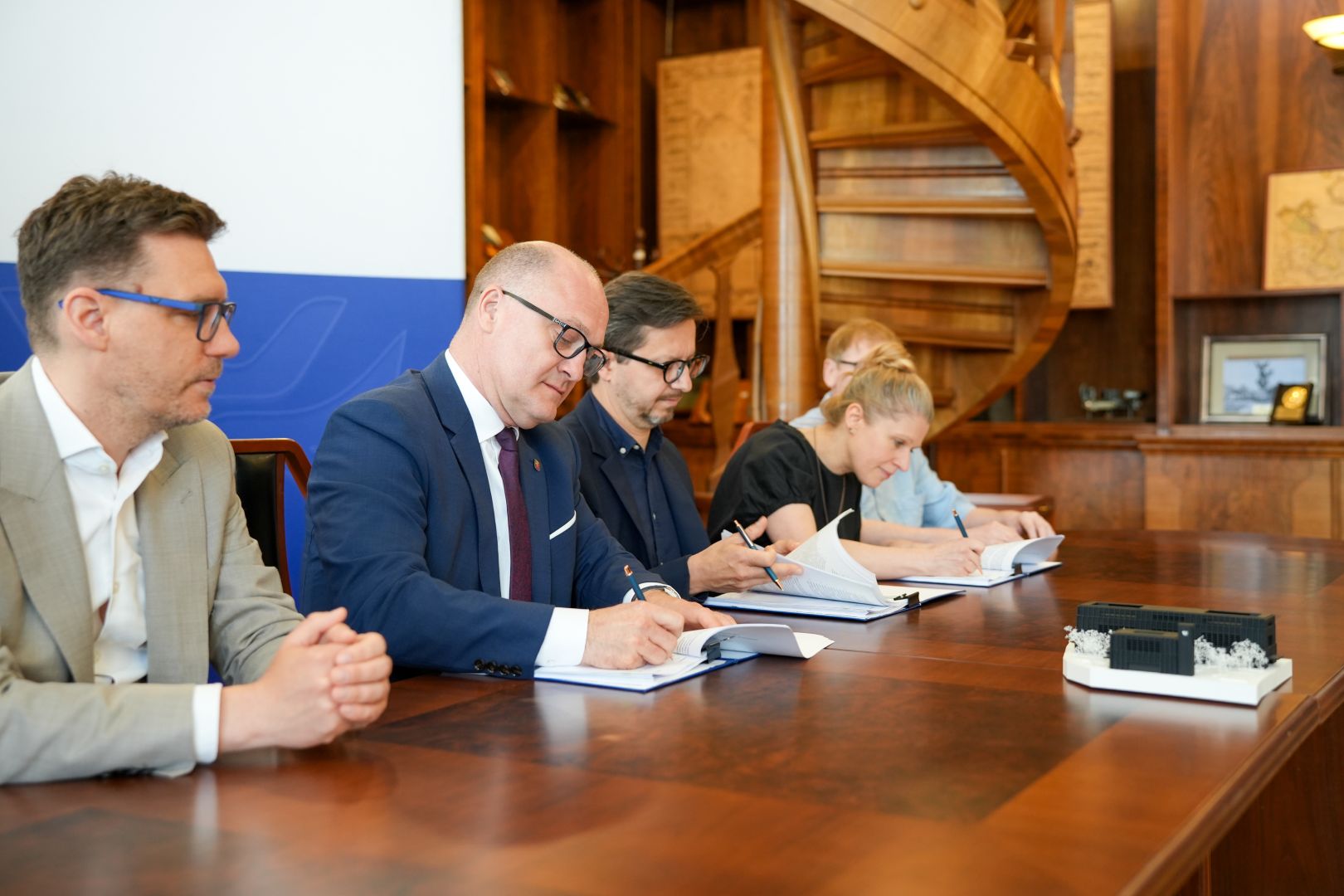 Podpisana została umowa z pracownią SAAW Sp. z o.o. na wykonanie projektu nowej siedziby Teatru Współczesnego. Podpisana została umowa z pracownią SAAW Sp. z o.o. na wykonanie projektu nowej siedziby Teatru Współczesnego.
