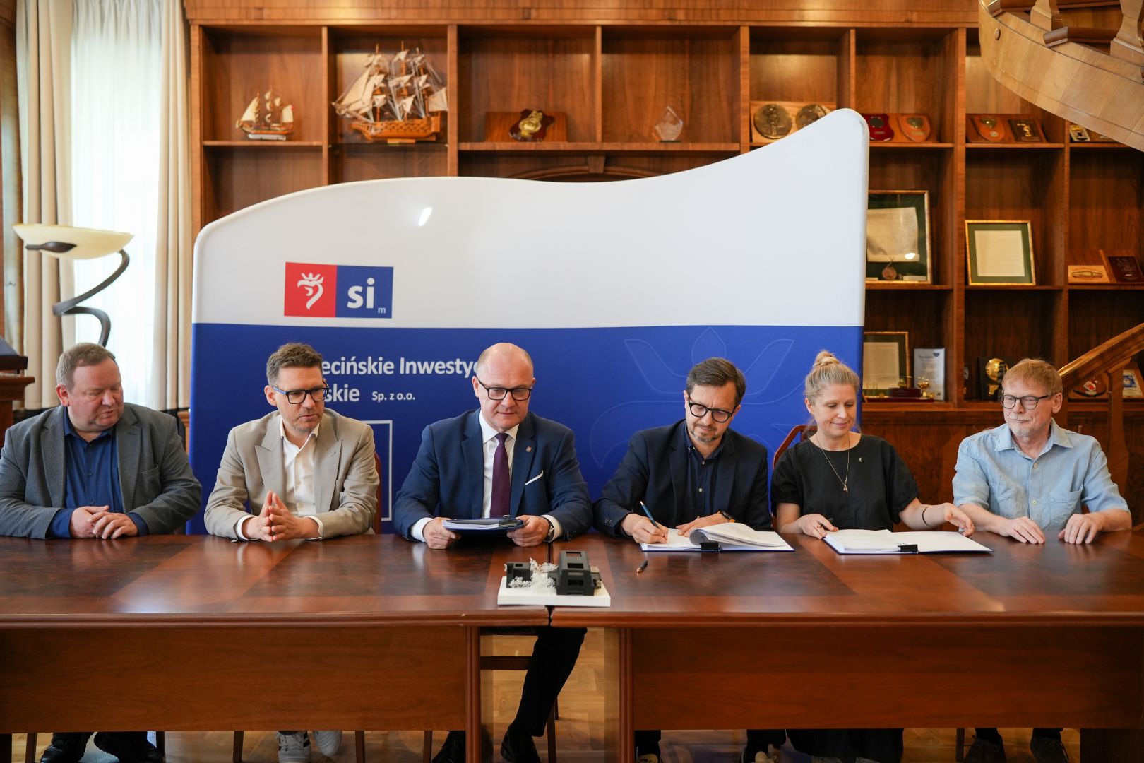 Podpisana została umowa z pracownią SAAW Sp. z o.o. na wykonanie projektu nowej siedziby Teatru Współczesnego. Podpisana została umowa z pracownią SAAW Sp. z o.o. na wykonanie projektu nowej siedziby Teatru Współczesnego.