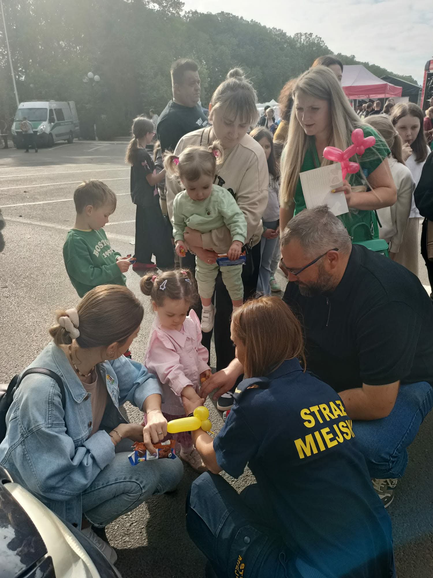 Dzień Dziecka. Strażnicy miejscy bawili się z najmłodszymi mieszkańcami