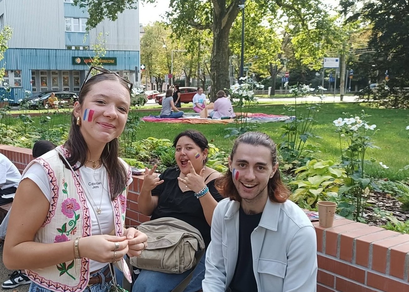 Trwa Lato na Placu Batorego – wskakuj w wolontariat! Trwa Lato na Placu Batorego – wskakuj w wolontariat!