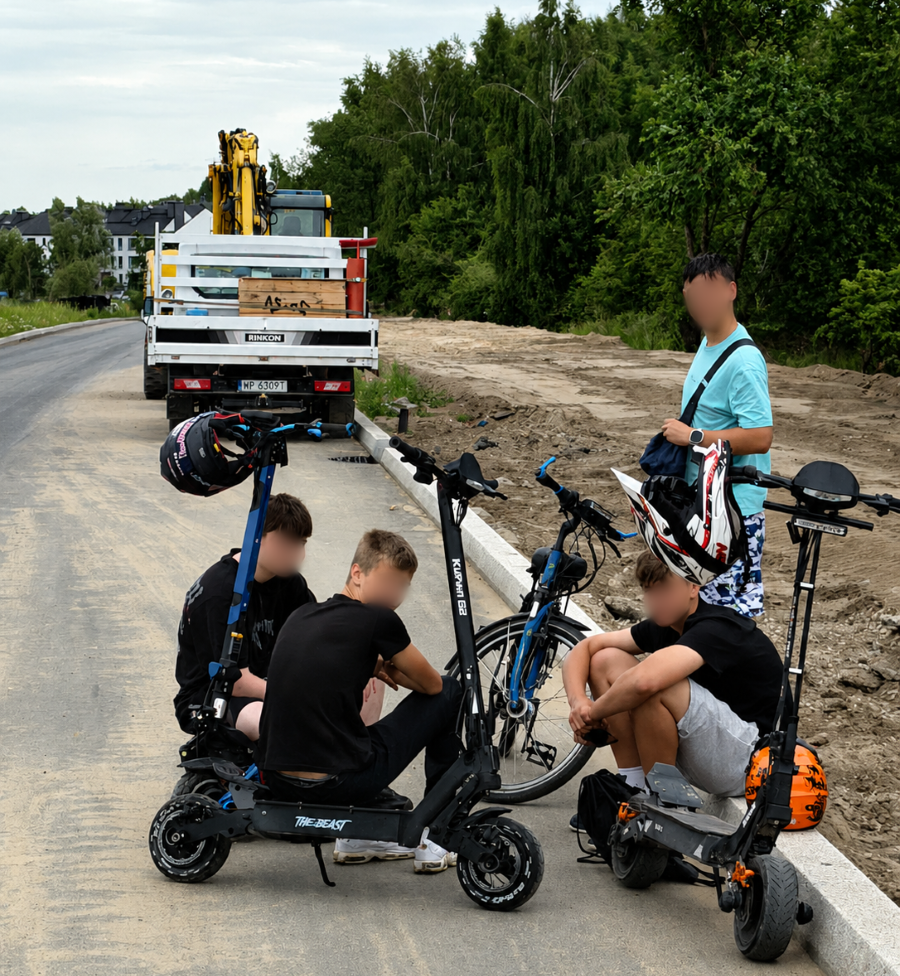 W ostatnich dniach na placu budowy Trasy Północnej coraz częściej widać osoby, które absolutnie nie powinny się tam znaleźć. W ostatnich dniach na placu budowy Trasy Północnej coraz częściej widać osoby, które absolutnie nie powinny się tam znaleźć.