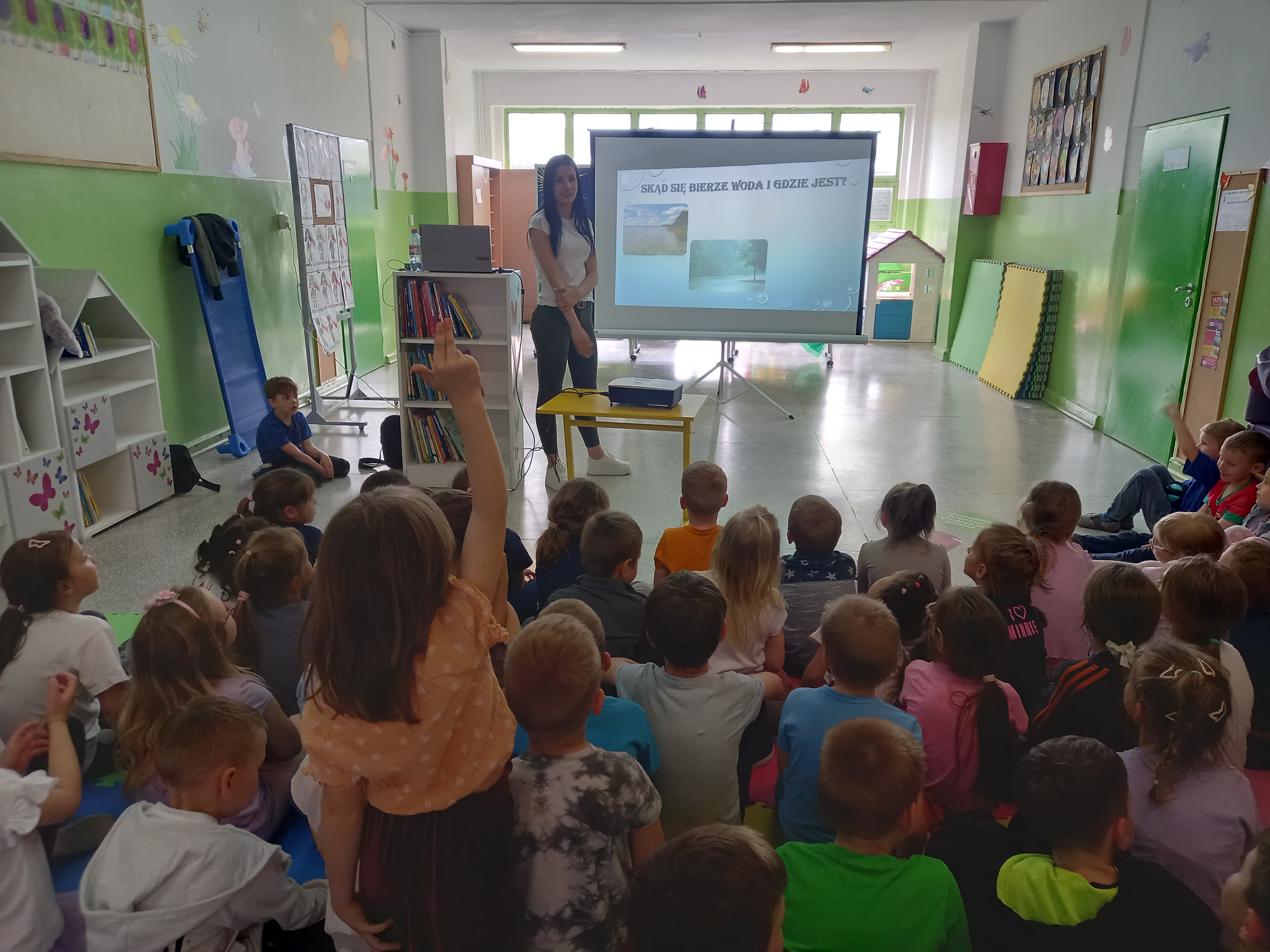 Grupa dzieci podczas zajęć. Grupa dzieci podczas zajęć.