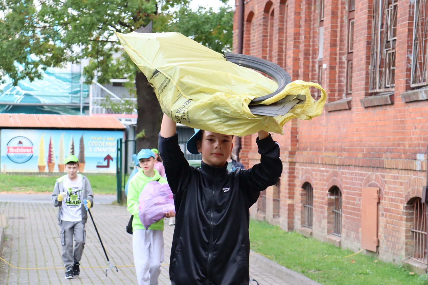Dwie godziny, 200 uczniów i 240 kg śmieci