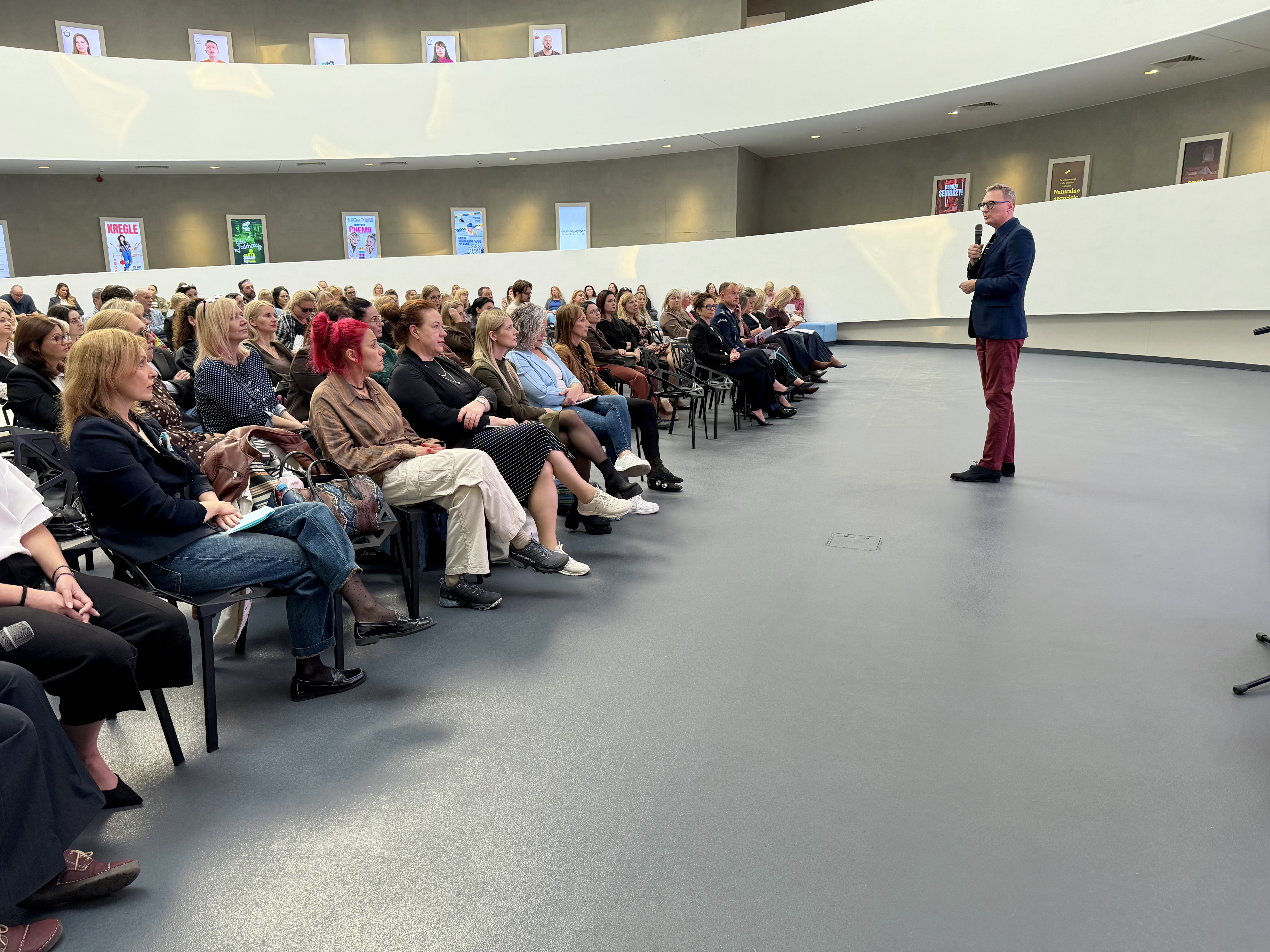 Konferencja pod hasłem „Od informacji do wspólnego działania – skuteczna współpraca na rzecz dziecka i rodziny w Szczecinie” odbyła się w przestrzeniach Edukatorium Fabryki Wody. Konferencja pod hasłem „Od informacji do wspólnego działania – skuteczna współpraca na rzecz dziecka i rodziny w Szczecinie” odbyła się w przestrzeniach Edukatorium Fabryki Wody.