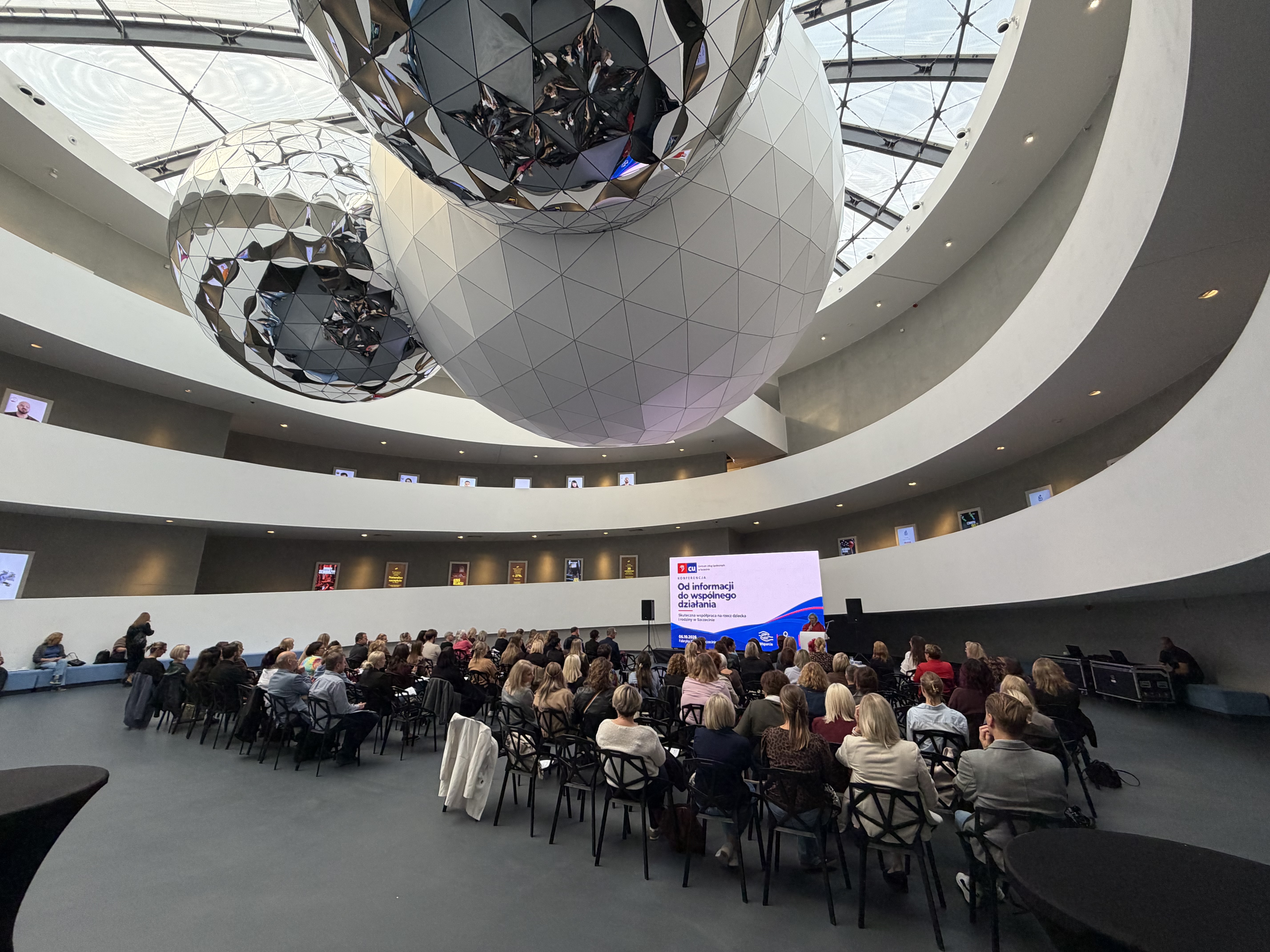 Konferencja pod hasłem „Od informacji do wspólnego działania – skuteczna współpraca na rzecz dziecka i rodziny w Szczecinie” odbyła się w przestrzeniach Edukatorium Fabryki Wody. Konferencja pod hasłem „Od informacji do wspólnego działania – skuteczna współpraca na rzecz dziecka i rodziny w Szczecinie” odbyła się w przestrzeniach Edukatorium Fabryki Wody.