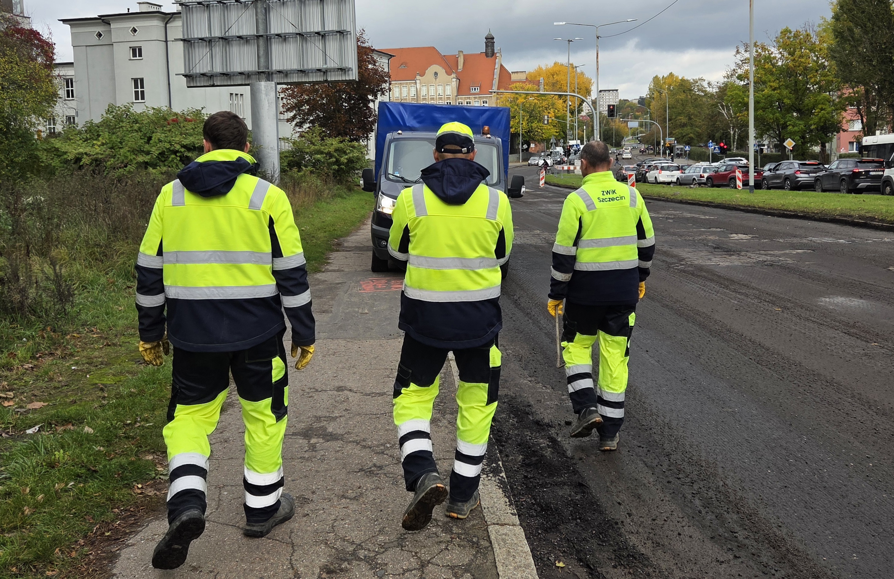 Pracownicy terenowi Zakładu Wodociągów i Kanalizacji w Szczecinie stopniowo otrzymują nową odzież roboczą w kolorze granatowym z żółtymi elementami ostrzegawczymi.