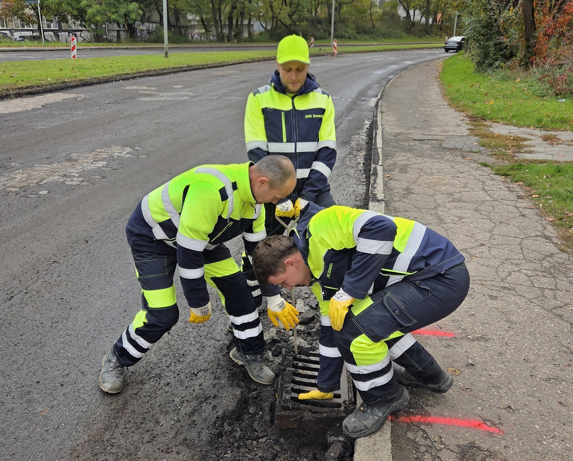 Pracownicy terenowi Zakładu Wodociągów i Kanalizacji w Szczecinie stopniowo otrzymują nową odzież roboczą w kolorze granatowym z żółtymi elementami ostrzegawczymi.