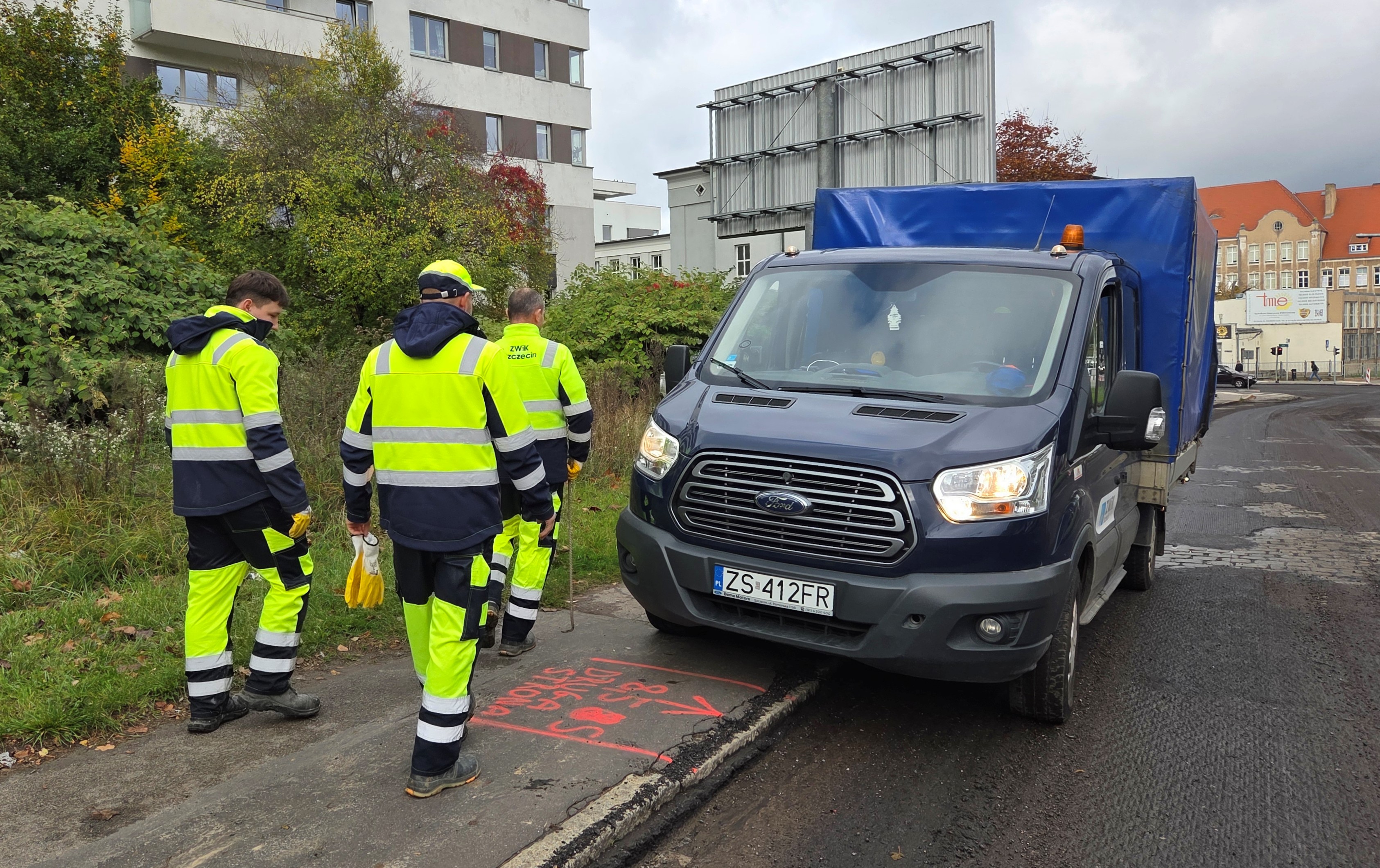 Pracownicy terenowi Zakładu Wodociągów i Kanalizacji w Szczecinie stopniowo otrzymują nową odzież roboczą w kolorze granatowym z żółtymi elementami ostrzegawczymi.