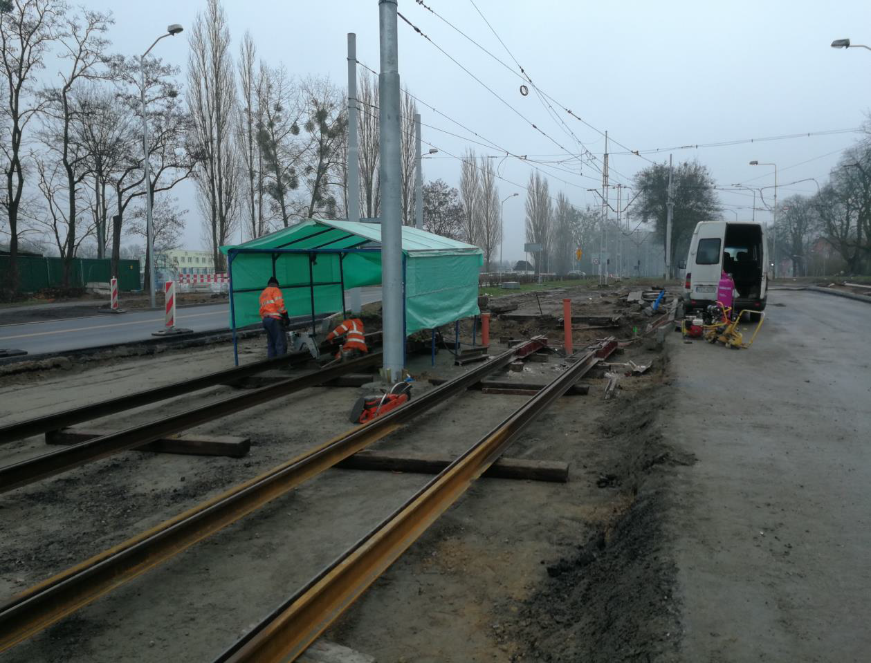 2. roboty przygotowawcze do spawania termitowego styków szyn - al. Wojska Polskiego w stronę centrum.png