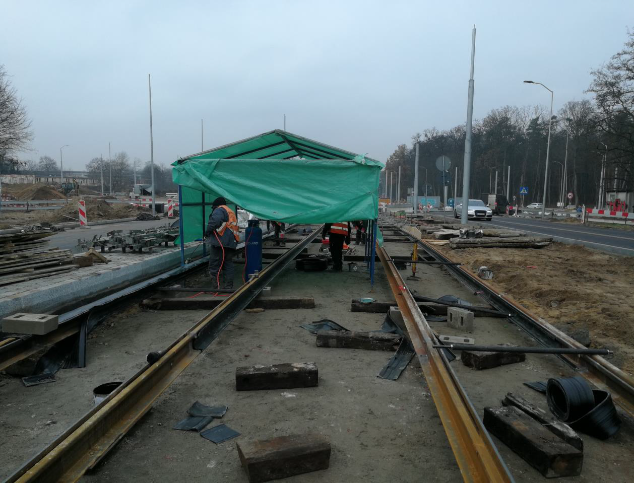 6. montaż (klejenie) okładzin wibroizolacyjnych - al. Wojska Polskiego w stronę centrum.png