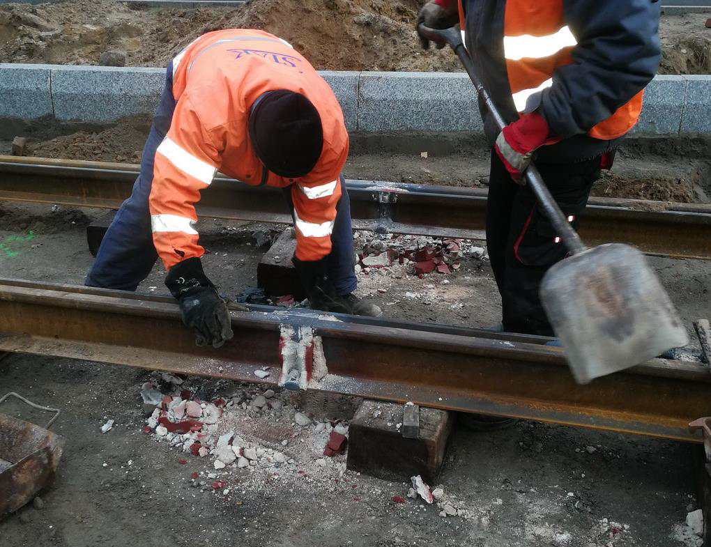 8. al. Wojska Polskiego kierunek centrum – czyszczenie spoiny po spawaniu termitowym.png