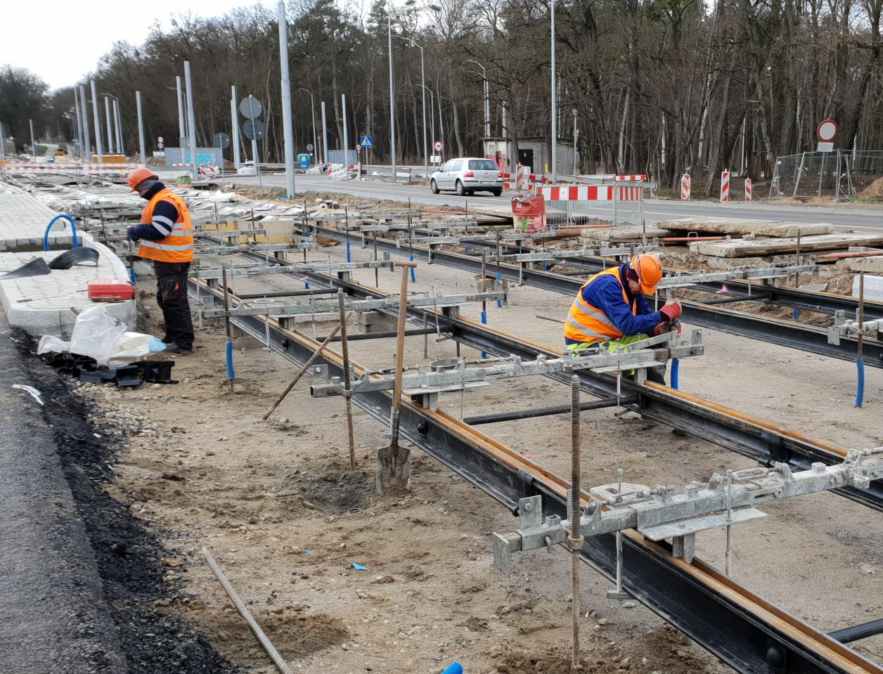 10. al. Wojska Polskiego kierunek centrum – końcowa regulacja torowiska przed betonowaniem dolnej płyty.png