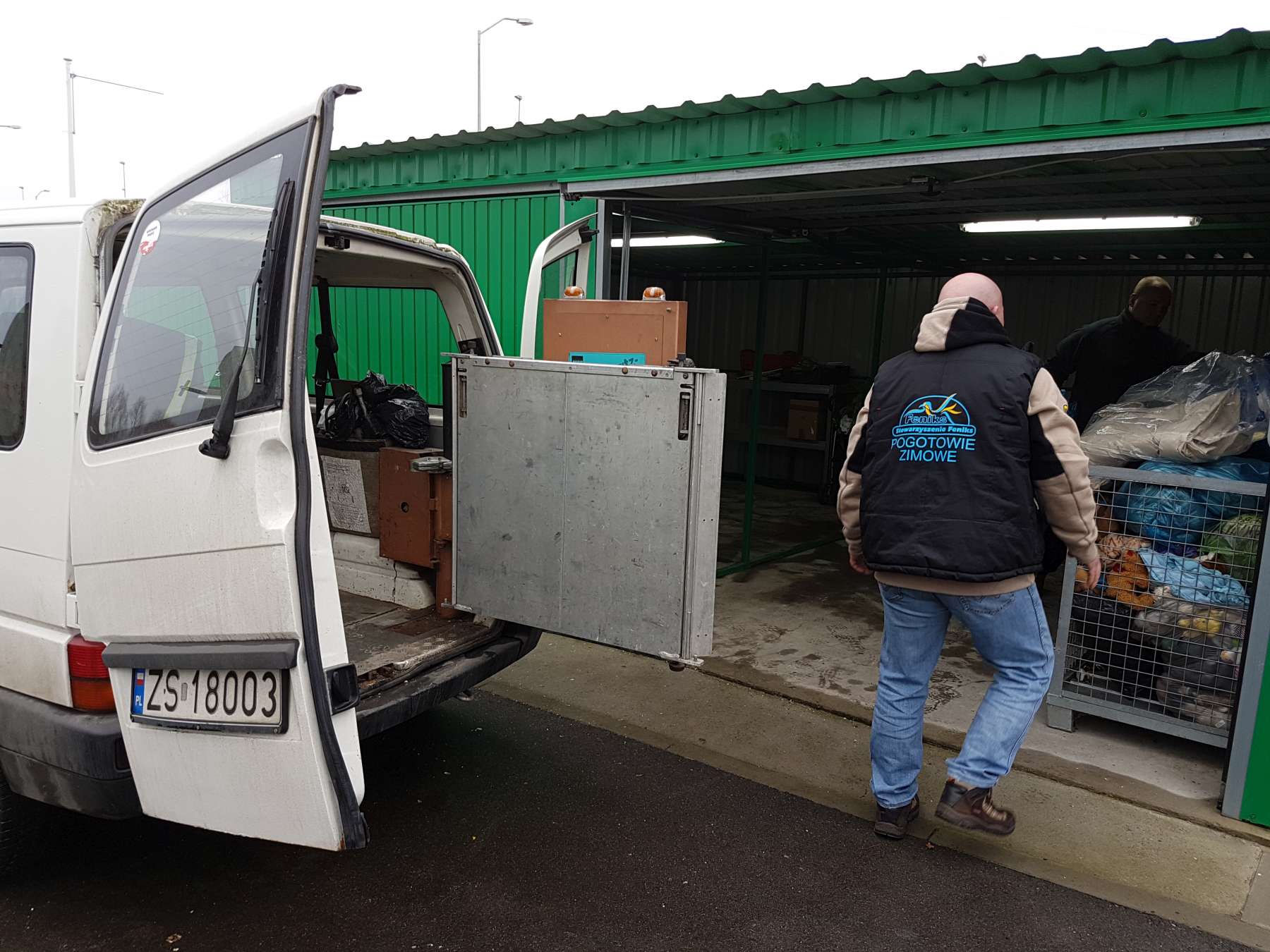 Ubrania, książki i materace powędrowały do potrzebujących