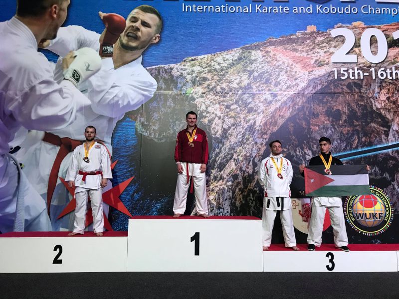 Paweł Bombolewski zwycięzcą Malta Open 2019 w Ta Qali (na zdjęciu podium w konkurencji kumite seniorów).jpg