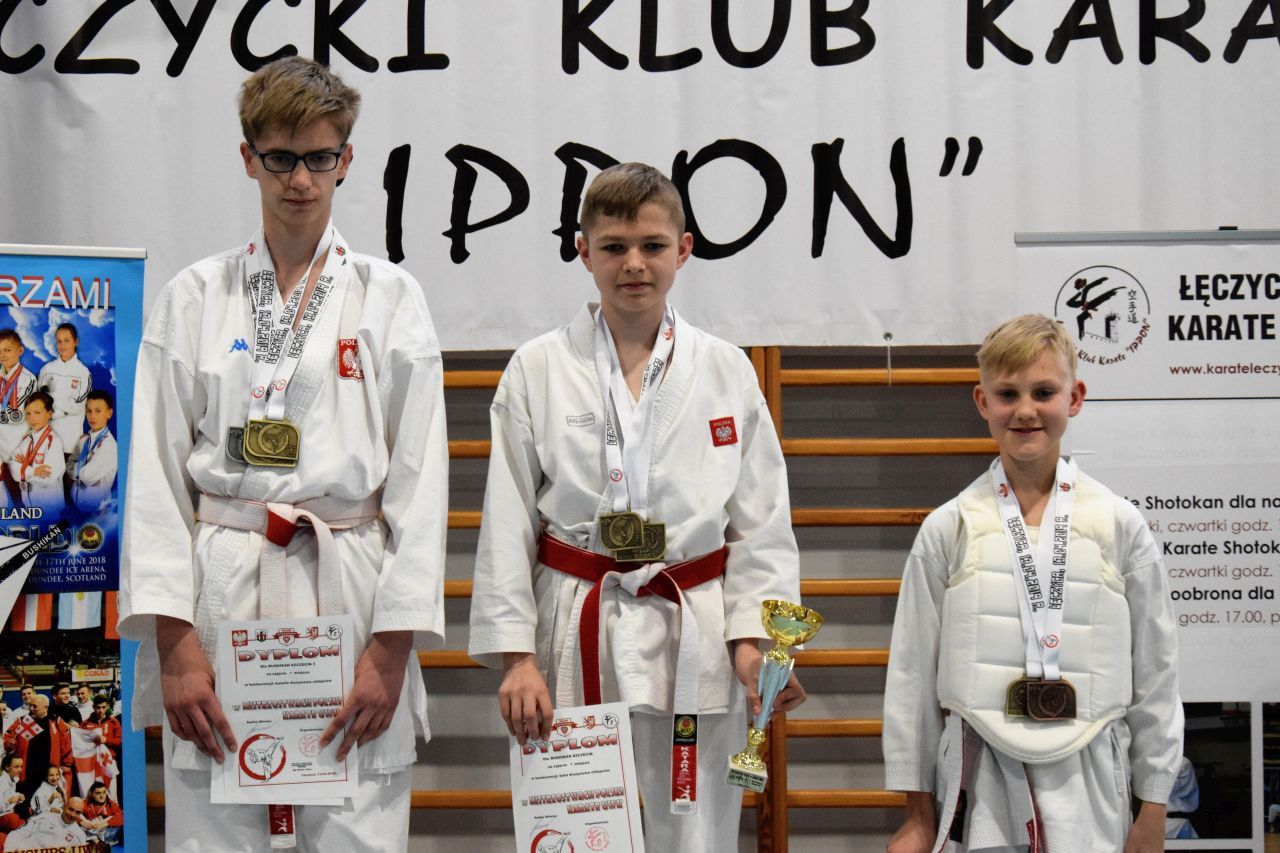 Przykład dominacji Bushikanu - na podium licznie obsadzonej konkurencji kumite mini kadetów stanęło trzech naszych zawodników M  Waryński 1 miejsce M  Brysik 2 miej.jpg