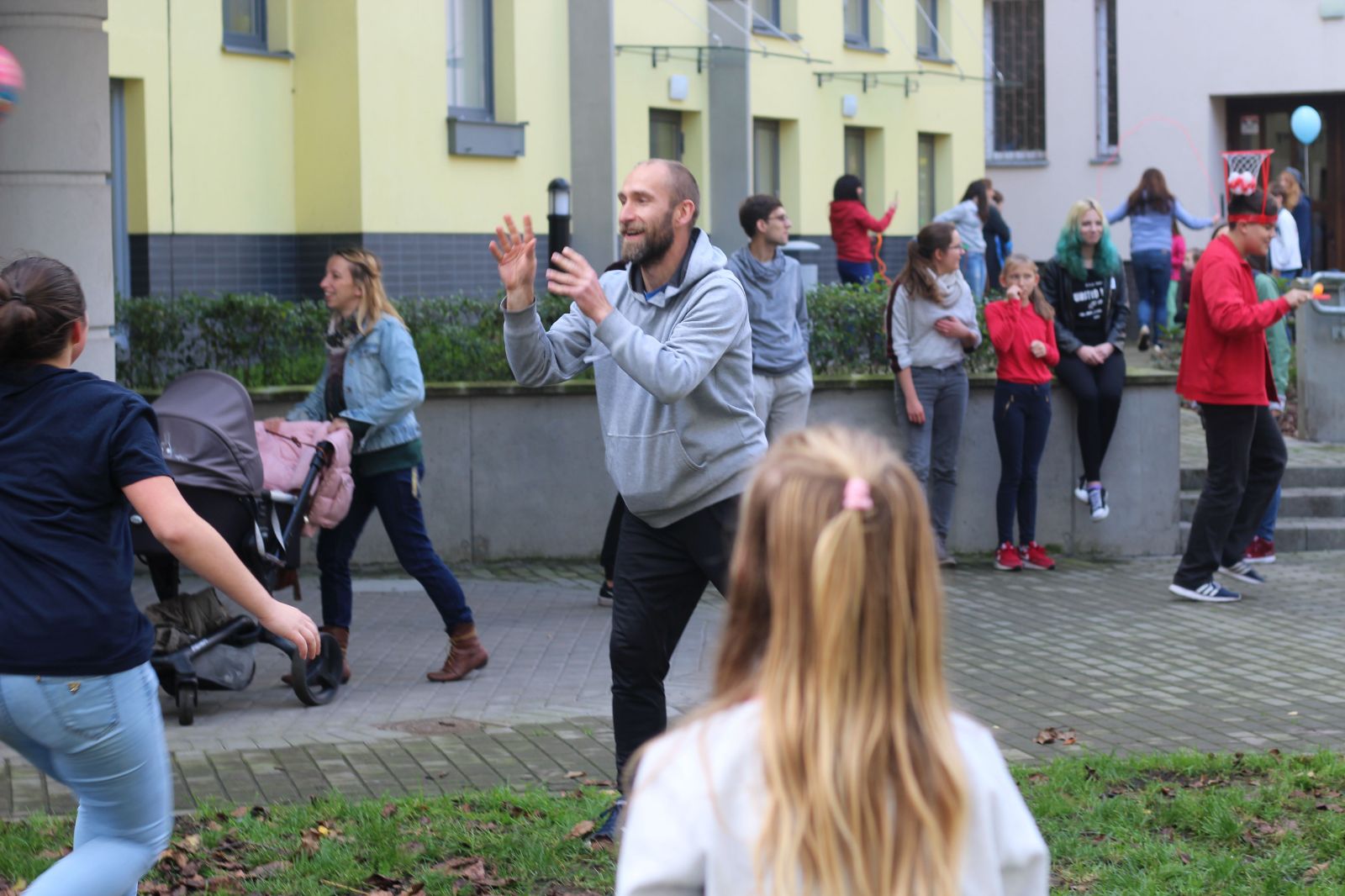GRA PODWÓRKOWA, fot. Ania Biały_mat. promocyjne OSWAJANIA SZTUKI.jpg