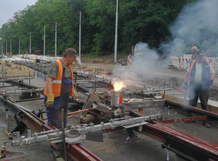 2. ul. Arkońska – odcinek wzdłuż pętli Las Arkoński – spawanie termitowe styków szyn.png