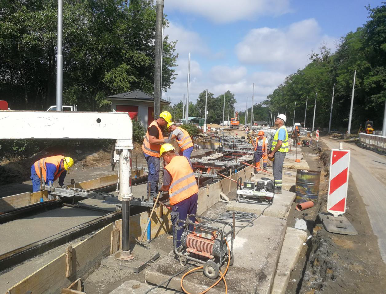 4. ul. Arkońska – przygotowanie do betonowania odcinka połączeniowego z istniejącym torowiskiem wybudowanym.png