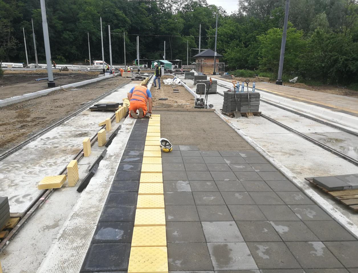 8. Pętla tramwajowa Las Arkoński – układanie nawierzchni przystanku tramwajowo – autobusowego.png