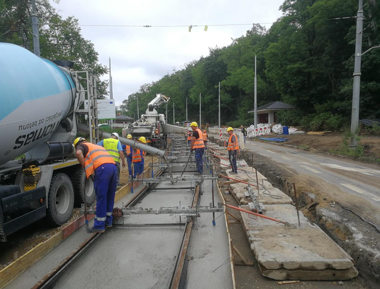 9. ul. Arkońska – betonowanie dolnej warstwy odcinka połączeniowego z istniejącym torowiskiem.png