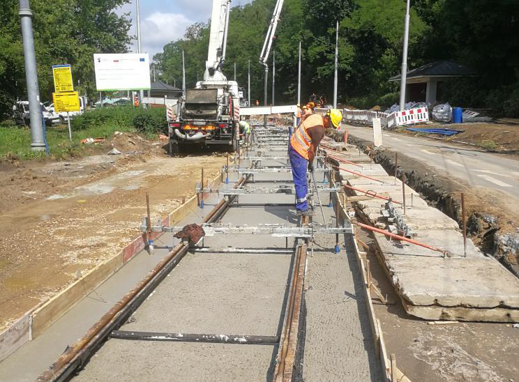 10. ul. Arkońska – betonowanie dolnej warstwy odcinka połączeniowego z istniejącym torowiskiem.png