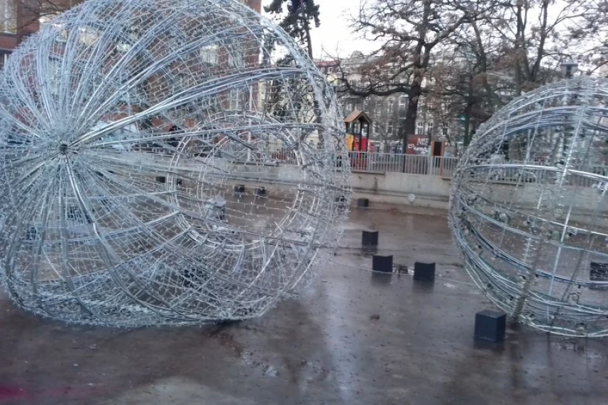 Zdemolowali "śnieżne kule" Zdemolowali "śnieżne kule"