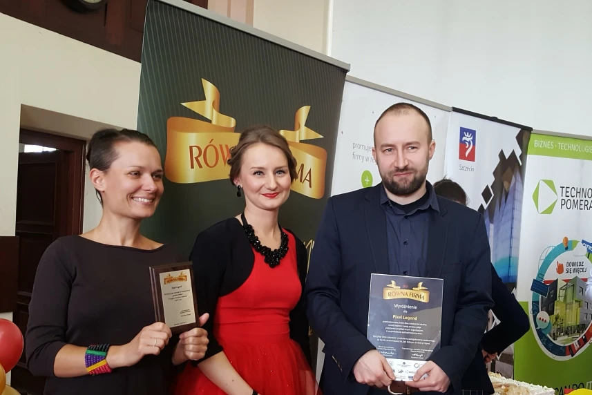 Katarzyna Zegadło i Jan Filipowiak z firmy Pixel Legend odbierają wyróżnienie w kategorii Innowacje Społeczne 2017. Katarzyna Zegadło i Jan Filipowiak z firmy Pixel Legend odbierają wyróżnienie w kategorii Innowacje Społeczne 2017.