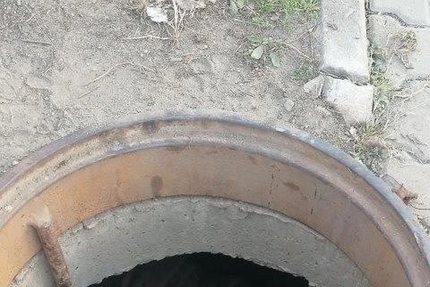 Strażnicy miejscy pomogli uratować człowieka z kanału