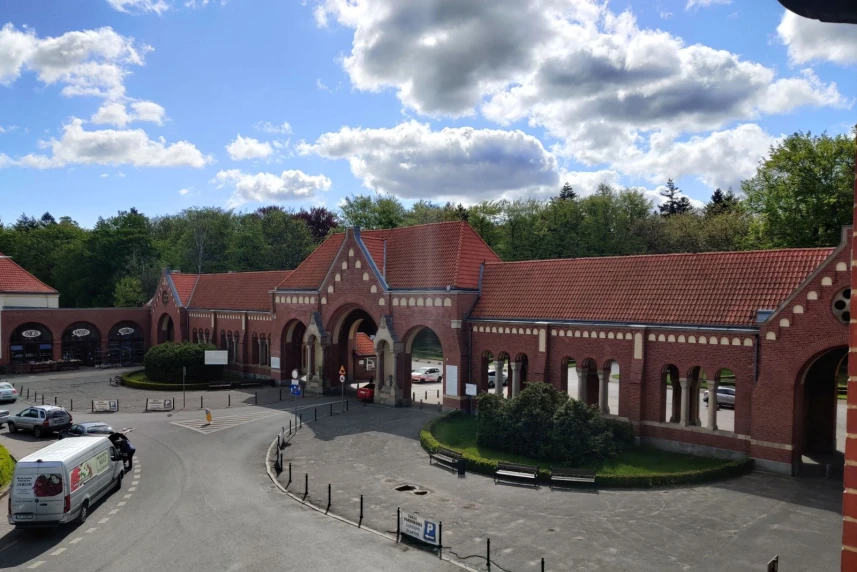 Są chętni na generalny remont dachu Bramy Głównej Cmentarza Centralnego