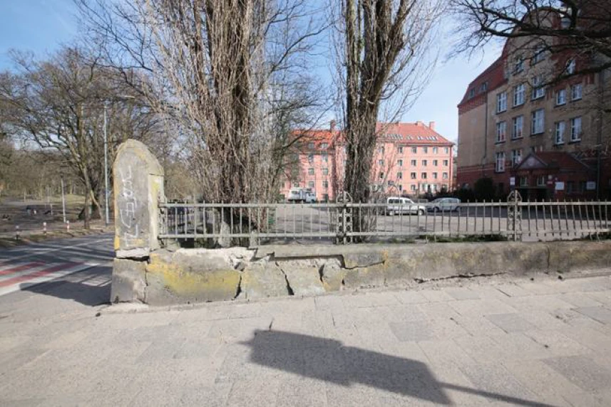 Zabytkowy mur do remontu