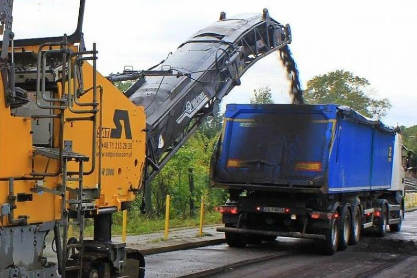 W ramach prac wykonane zostanie frezowanie nawierzchni, regulacja infrastruktury podziemnej, ułożenie warstwy wiążącej i siatki szklano-węglowej.