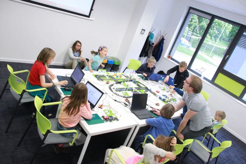 „Inteligentne Miasto” stworzone przez Cyfrowych Wynalazców to urbanistyczna makieta, która pozwala dzieciom sterować elementami infrastruktury miejskiej po opanowaniu podstaw programowania.