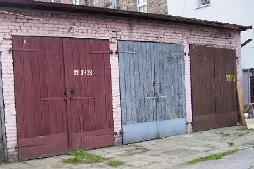 Dwanaście garaży do wynajęcia