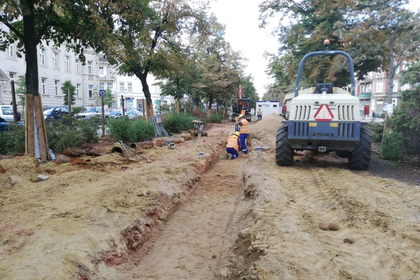 Trwają roboty rozbiórkowe istniejącej nawierzchni na wschodniej jezdni ul Jana Pawła II oraz w pasie rozdziału na odcinku do Placu Grunwaldzkiego do ul. Felczaka. Trwają roboty rozbiórkowe istniejącej nawierzchni na wschodniej jezdni ul Jana Pawła II oraz w pasie rozdziału na odcinku do Placu Grunwaldzkiego do ul. Felczaka.