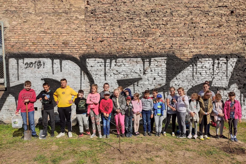 Swoje drzewo odebrali również nauczyciele z SP 5 przy ulicy Królowej Jadwigi, którzy postanowili posadzić je - wraz z dziećmi - na terenie swojej placówki