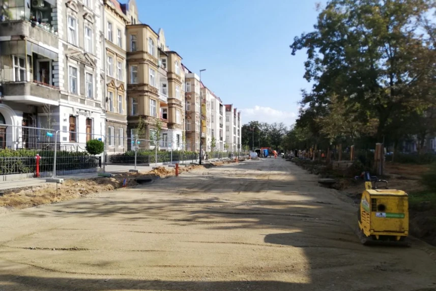 Na odcinku Pl. Grunwaldzki – Mazurska wykonano rozbiórki istniejącej nawierzchni jezdni i pasa rozdziału oraz wpusty uliczne wraz z włączeniami.