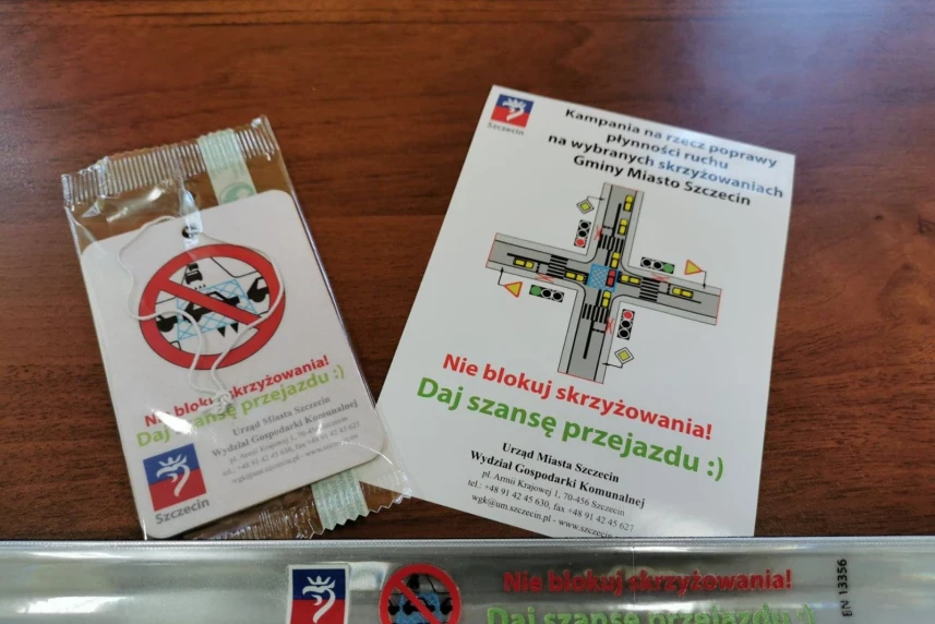 Kierowcy przejeżdżający w godz. 9.00 – 9.30 przez skrzyżowanie ul. Małopolskiej i Matejki otrzymają odblaski, zapachy samochodowe oraz ulotki poświęcone blue boxom