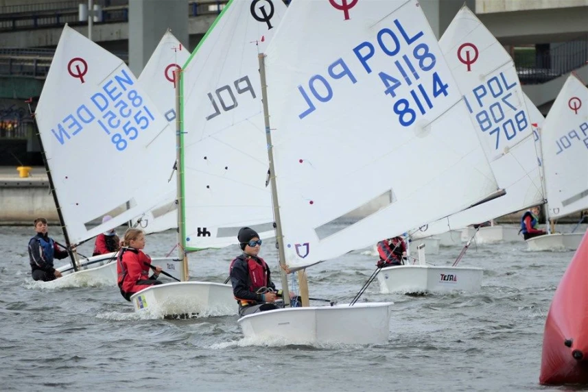 Szkółka Optimist powinna przesłać zgłoszenia do dnia 09.10.2020 do godz. 20.00 na adres: a.ostrowska@centrumzeglarskie.pl.