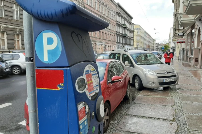 Informacje dotyczące korzystania z parkomatów będą podane w co najmniej trzech językach: polskim, angielskim i niemieckim Informacje dotyczące korzystania z parkomatów będą podane w co najmniej trzech językach: polskim, angielskim i niemieckim