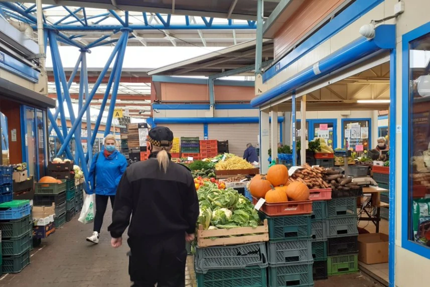 Strażniczki miejskie kontrolują obowiązek zakrywania nosa i ust w przestrzeni publicznej. Strażniczki miejskie kontrolują obowiązek zakrywania nosa i ust w przestrzeni publicznej.