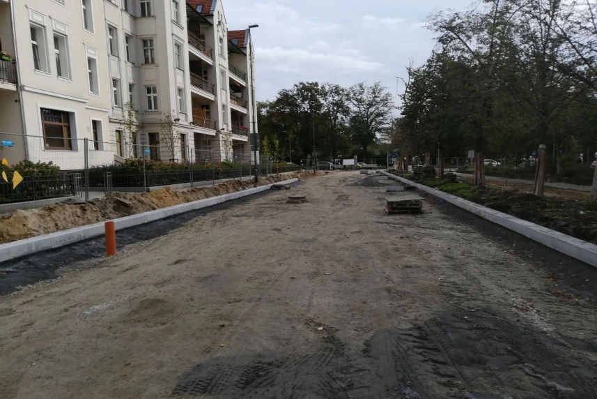 Największe postępy widoczne są na odcinku pomiędzy placem Grunwaldzkim, a ulicą Mazurską gdzie wykonano rozbiórki istniejącej nawierzchni jezdni i pasa rozdziału oraz wpusty uliczne wraz z włączeniami