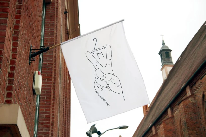 Flaga Moniki Drożyńskiej „Dwa” na fasadzie budynku TRAFO Trafostacji Sztuki w Szczecinie Flaga Moniki Drożyńskiej „Dwa” na fasadzie budynku TRAFO Trafostacji Sztuki w Szczecinie