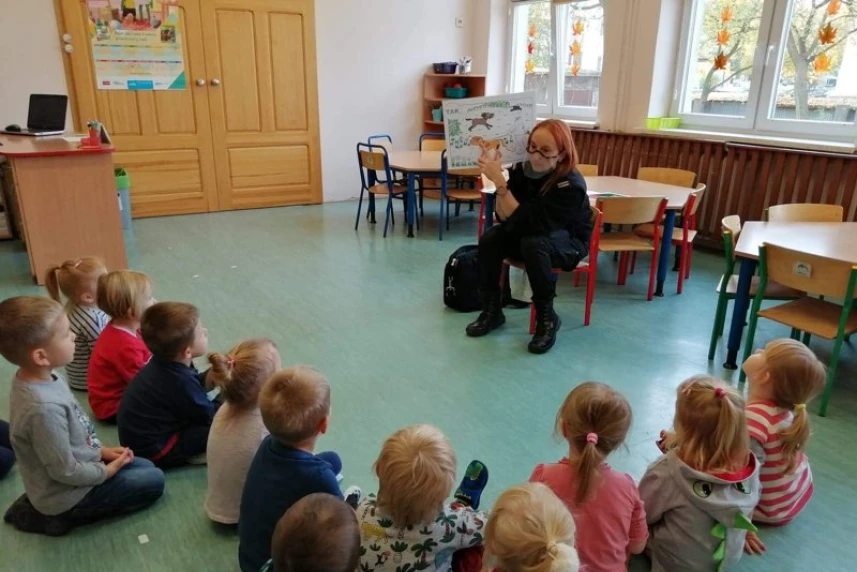 Strażniczki szkolne uczą bezpiecznego zachowania Strażniczki szkolne uczą bezpiecznego zachowania