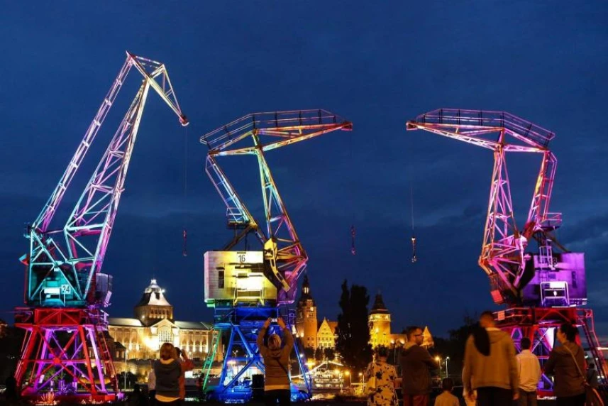 W poniedziałek, 16 listopada, będziemy mogli podziwiać wielobarwną iluminację Dźwigozaurów