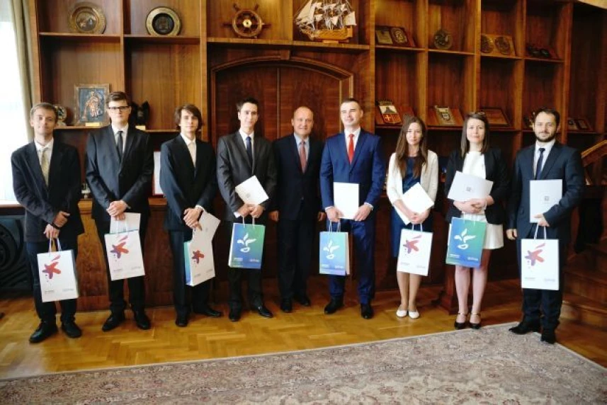 Na zdjęciu pierwsi od lewej: Michał Raczyński i Łukasz Przeniosło - współtwórcy rozwiązania.